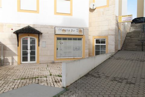 Ufficio/negozio commerciale in ottima posizione, vicinissimo al vecchio ospedale privato, con ingressi indipendenti Con 167 mq suddivisi in due piani, con due vetrine, molto spazioso, dispone anche di un terrazzo di 22 mq e quattro bagni. Autorizzato...