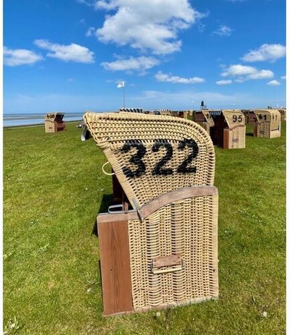 Helles komfortables Ferienapartment im wunderschönen Deichschlösschen. Nur 150 m zum Kutterhafen, direkt nebenan Bäckerei, Cafe, Lebensmittelladen, Restaurants! Meerblick auf den Hauptdeich und den Leuchtturm Obereversand (vom Esstisch aus). Der Fahr...