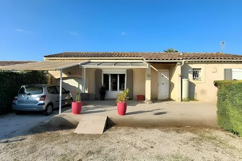 **À vendre : Maison de plain-pied proche de L'Isle-sur-la-Sorgue** Offrez-vous un cadre de vie paisible dans cette maison moderne avec piscine hors sol, garage et jardin spacieux. Située dans un quartier calme, elle offre confort et tranquillit...