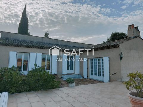 A Saint Aygulf, Villa avec Belle Vue Mer, Grande Piscine, deux Appartements, proche des Commerces.