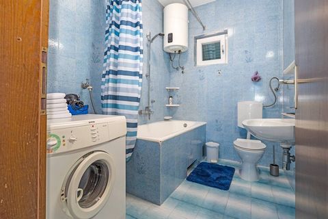 Diese stilvolle Villa mit 2 Schlafzimmern im ruhigen Dorf Danilo Kraljice bietet modernen Komfort und ländlichen Charme für bis zu 6 Gäste. Das 100 m² große Haus verfügt über einen wunderschön angelegten Garten, einen privaten Pool und ein großes, ei...