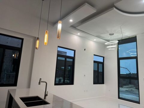 Entdecken Sie raffiniertes karibisches Leben in dieser atemberaubenden Residenz mit 3 Schlafzimmern und 3,5 Bädern in der prestigeträchtigen Wohnanlage Palacio Rivera in Breadnut Hill, Ocho Rios. Eingebettet in die üppigen Hügel von St. Ann, verbinde...