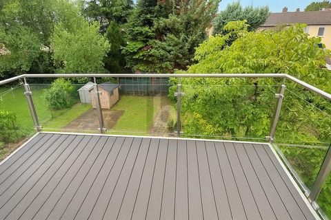 Diese traumhafte 3-Zimmer-Wohnung mit rund 109 m² Wohnfläche verbindet das besondere Ambiente hoher Decken und bodentiefer Fenster mit einer hochwertigen Sanierung auf hohem Niveau. Durch die lichtdurchfluteten Räume und dem eigenen Garten entsteht e...