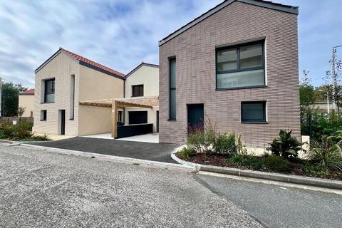 Maison neuve : climatisation, panneaux solaires, garage, jardin, DPE A - Frais de notaire réduits