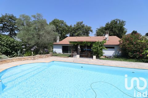 iad France - Laurence Rubio vous propose: Venez découvrir cette jolie maison traditionnelle de plain pied construite en 1989 avec son joli jardin arboré et fleuri et sa piscine de 10.50 X 4.50 exposée plein sud. Elle est composée d'une véranda chauff...