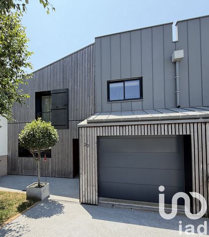 iad France - Arthur Ayme Scotto vous propose: Magnifique Maison Familiale de 165m² avec 4 Chambres, et une grande salle de jeux à Lagord vendôme. Charmante commune prisée de la région, à quelques pas de La Rochelle, cette spacieuse maison familiale r...