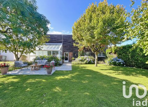 iad France - Valérie Zerbib vous propose: ✨ LAGORD – Maison d’architecte familiale – 162 m² + véranda – Garage double – Proche commodités Nichée dans un secteur recherché de Lagord, cette maison d’architecte de 162 m² habitables (hors véranda de 19 m...