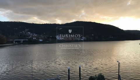 Fantastic property with a unique view over the Douro river, with an anchorage just a few metres away. Building with approved project to renovate with two floors for restoration and a floor where it is possible to build a T2 and a T3, for a total of a...