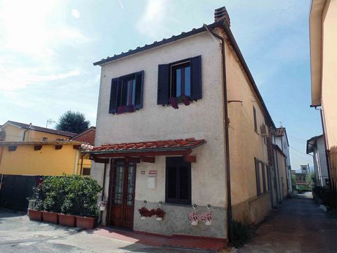 A 3-bedroom fully renovated Town house, situated 20 minutes from the centre of the medieval Town of Lucca, easy connected by public transport, and walking distance to local services. The townhouse is on 2 floors and free on three sides, including an ...