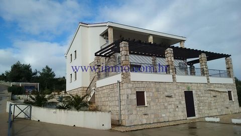 Lovely house with apartments for sale, situated on the island of Šolta, 800 m from Grohote and only 150 m from the sea. This stone covered house of 429 sq.m. stands on the plot of 906 sq.m. and offers gorgeous sea views. Only high quality materials w...