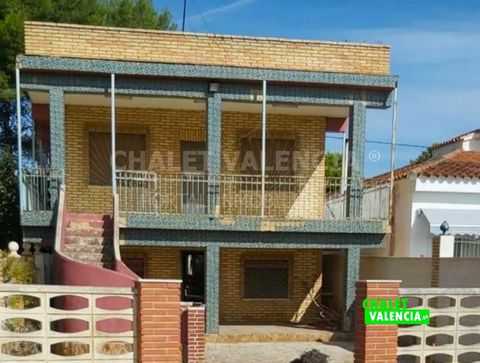 Villa to reform, located in the Los Felipes urbanization, with quick access from the CV-417, just 17 minutes by car from the city of Valencia. The villa has a 280m2 plot, with a closed garage and space to build a pool. With 2 independent entrances by...