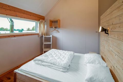 Dit moderne chalet is gelegen in Waimes, in de Ardennen. De woning heeft 6 slaapkamers en is geschikt voor 15 personen, ideaal voor een grote familie. Het huisdiervriendelijke huis beschikt over een sauna, privétuin en speeltoestellen. De regio biedt...
