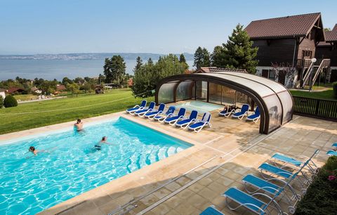 Aan de zuidkant van het Meer van Genève, aan de rand van een bos, in de heuvels van Evian-les-Bains, ligt het vakantiepark Résidence les Chalets d'Evian. Het vakantiepark is gebouwd in de regionale stijl en biedt vanaf verschillende punten een pracht...