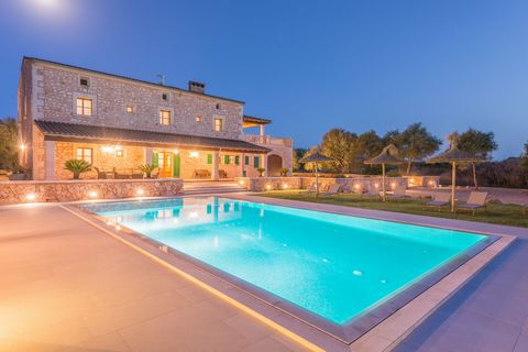 Welcome to this lovely villa, with a private swimming pool at Campos outskirts, for 10 guests. This wonderful private countryside house consists of an 11.5m x 6m and a depth ranging that goes from 0.80m to 1.70m salt swimming pool, surrounded by a gr...