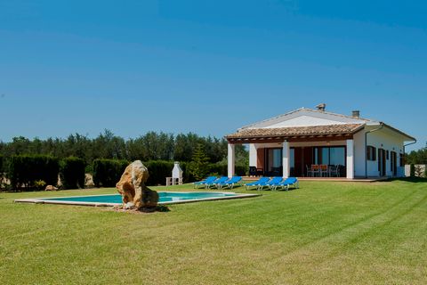 This house with private pool and garden is set on the outskirts of Sa Pobla, a few kilometers from the sea and the mountains. It can comfortably accommodate 6 people. Enjoy a morning swim in the 8m x 5m salt water pool with a depth ranging from 0.5m ...