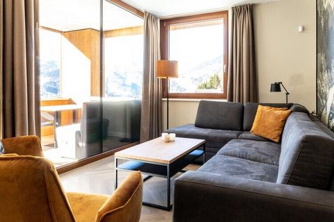 Dit luxe appartement beslaat de gehele derde etage van één van de twee gebouwen van het kleinschalige appartementencomplex Resort Silvretta. Het ligt op maar ca. 600 m. van het dalstation van de gondel (Zamang Bahn) met aansluiting op het skigebied S...