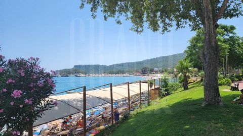 El apartamento 2+1 situado en Gök Boncük Site, uno de los sitios más cercanos al mar en Antalya, Kemer, está esperando a sus nuevos propietarios...   El sitio, que está a solo 150 m del mar, tiene su propia playa.    Los trabajos de paisajismo y mant...