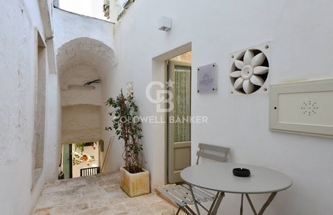 PUGLIA. TANKS. OLD TOWN INDIPENDENT HOUSE Coldwell Banker offers for sale an exclusive, graceful, finely renovated loft in the historic center of Cisternino, a famous village in Puglia known throughout the world. A suggestive alley gives access to th...