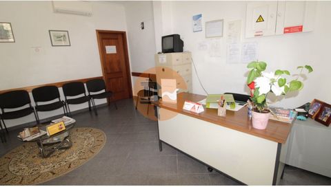 Commercial space intended for offices, cabinets or consultories, very well located, in the middle of the cubist city of Olhão, close to all amenities, consisting of reception, waiting room, 3 independent rooms, a file and a large storage room , 2 bat...