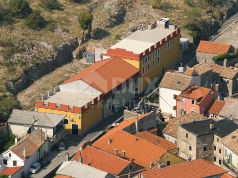 Location: Ličko-senjska županija, Senj, Senj. SENJ Commercial residential building/HOTEL/ BUILDING/ RESTAURANT FACILITY/CASINO 150 meters from the sea! We present for sale a very rare and unique property located in the town of Senj, only 150 meters f...