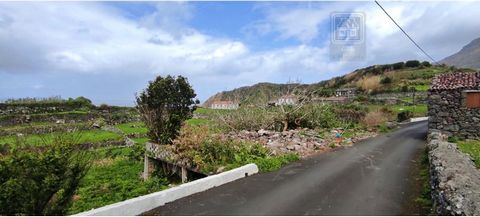 House in ruins, with 212 m2 of total construction area, located in a quiet area, in the parish of Fajãzinha, municipality of Lajes das Flores, Azores, built on a plot of land with 696 m2, which benefits from good access and views over the sea and mou...