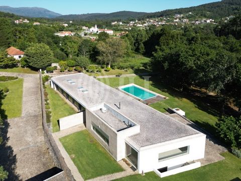 4-bedroom villa, 473 sqm (gross construction area), set in a 12,500 sqm plot of land, north/south sun exposure, garden, terrace and heated salt water swimming pool, bordering the River Âncora, in Freixieiro de Soutelo, Viana do Castelo. The living ar...