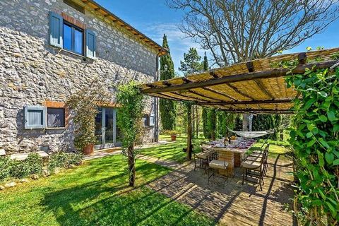 Stay comfortably and feel completely at home with loved ones in this great holiday home with a private swimming pool, a beautiful garden and a pleasant location. It is an ideal choice for vacations with 2 families. You can walk through the Tuscan lan...