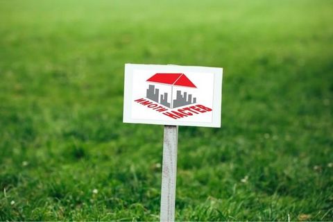 Imoti 'NATEV' offers for sale a large plot of land on the main road in the town of Smolyan. Noisy. The plot is an ideal square with a large face on a main road. Possibility of residential or scald construction. For more information, please come to ou...