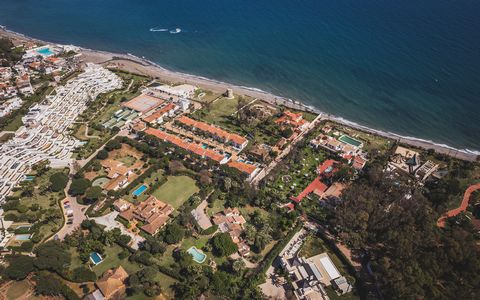 Third-line beach south-facing plot in Guadalmina Baja, in a peaceful area located only a few steps to the sea. This very extensive plot has potential to build 3 luxury villas. A great opportunity to acquire a plot to develop in one of the most exclus...