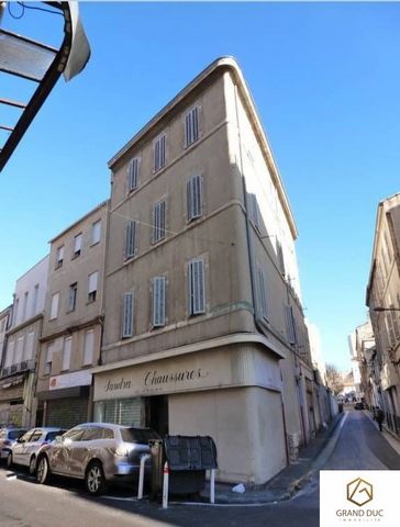 Au cœur du troisième arrondissement à Marseille, investissez dans l'immobilier avec cet immeuble de 9 lots soit trois appartements de 3 pièces , 49 M2 loué 600€HC chacun et 3 appartements de deux pièces loué 500€ HC chacun plus au rdc deux locaux d'u...