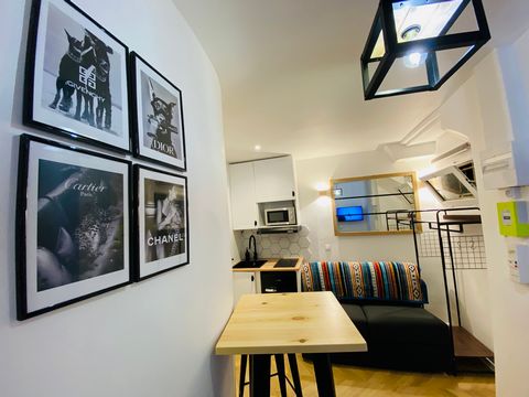 Discover this wonderful studio in the heart of the incredible Afro district of Paris which will allow you to discover a real Parisian district 15 minutes walk from the famous Montmartre basilica. In addition, the apartment is a 5-minute walk from sev...