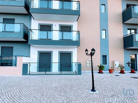Fantástico apartamento T2 novo no 1º andar com elevador, amplo terraço e garagem, para venda no centro de Loulé no Algarve. Este apartamento de 91 m² é composto por uma sala de estar - jantar e uma cozinha em open space totalmente equipada, dois quar...