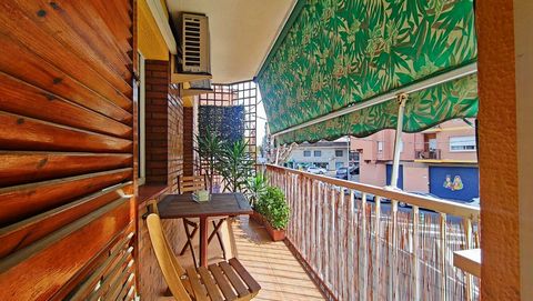 LUXE PROPERTIES biedt u dit prachtige appartement met alle comfort aan de Passeig Pau Claris, in Rubí met vrij uitzicht en oriëntatie op het zuiden. Het bestaat uit 75m2 met een grote woonkamer met toegang tot een prachtig balkon aangepast om volledi...