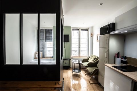 Located in the heart of the lively 3rd arrondissement and its shops and a few minutes walk from the Rhone quays and the Part-Dieu, you will appreciate the comfort of this newly renovated and decorated studio. Located on the 2nd floor without elevator...