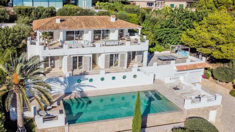 In the sought-after residential area of Portals Nous, this modern beach house style villa offers breathtaking panoramic views of the sea and the surrounding green landscape. Ideally located, the villa for sale in Portals is just a short walk to the t...