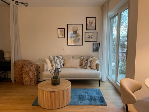 Modern furnished, light-flooded and quietly located 1-room apartment with balcony in Reutlingen (district Betzingen), 4 minutes or 1.8km from the Robert Bosch factory. The renovated, modern cut apartment is located on the 1st floor and has 29m2. The ...