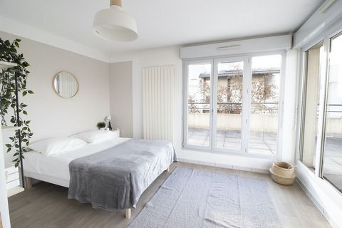 14 m² room, fully furnished. Equipped with a double bed with a comfortable mattress for a good night's sleep and a bedside table. Ideal for longer stays, this room includes a work area with a desk, chair and lamp. The room also features a built-in wa...