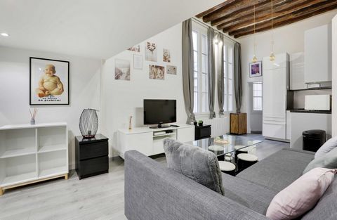 This is a 28m² flat located on the 1st floor without a lift. Located in the heart of Paris, the flat is in the heart of the Marais, and a few minutes walk from the Rue Rivoli! It is composed of: - An open kitchen, equipped and functional: fridge, hob...