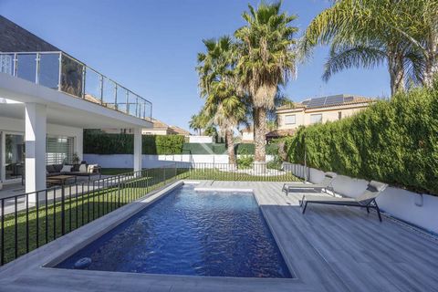 Lucas Fox presents this surprising villa for sale in La Cañada. Despite the recent construction of the property, the owners decided to completely renovate it with all kinds of details. Its architecture stands out for its large windows that allow abun...