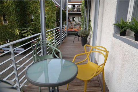 Apartment Centrally located in the trendy district of Dresden Neustadt, but still sleeping quietly facing the courtyard. The apartment, about 42 square meters, consists of two rooms (bedroom and living room with a large, fully equipped kitchen and ba...