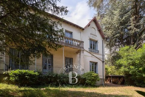 EXCLUSIVE - LYON 5. This beautiful character house to renovate near Clock, quiet and in its green setting, 1900 house of 188.97 sqm on its plot of 2160 sqm. It consists of a large living room, kitchen, 6 bedrooms, old cellar, and attic to convert. Ex...