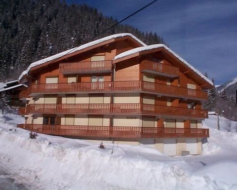 A two bedroomed apartment in a small residence building of just 18 lots. It is ideally located in Chatel, very close to the Linga ski lifts (300m) and amenities, and it benefits from a large south/west facing balcony with a lovely mountain view. The ...