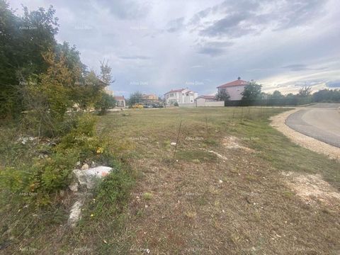 Verkoop van bouwgrond, Nova Vas nabij Poreč. Het land is een van de laatste in Lica, rustig gelegen, 6 kilometer van Poreč. Het terrein is volledig vlak met een project voor een huis met 5 sterren. Toegang vanaf de weg aan twee kanten naar het erf va...