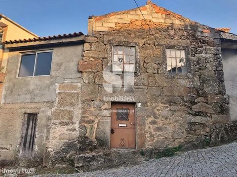 Villa met twee verdiepingen in Vila Ruiva, Fornos de Algodres, Guarda. Een oud stenen huis. Het is gedeeltelijk verbouwd en er moet nog wat persoonlijke zorg en keuzes worden gemaakt. Als u op zoek bent naar een woning, waar uw persoonlijke touch ess...