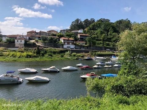 Land with 2,200m², with 50mt facing the road, constructive capacity up to 800m², inserted in a very pleasant tourist area, unobstructed views of the Douro River, located next to the Pombal Marina. Business opportunity. Make an already visit. Impact, ...