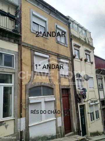House / Detached house, consisting of 3 floors - 3 independent dwellings, solarium and Attic. - R/C - T1 - 1st Floor - T1 - 2nd floor - T2 Building in old moth, excellent location next to the tourist Passeio das Virtudes, in Miragaia in Porto, close ...