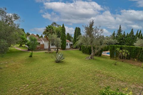 Large and classic villa in Javea, Costa Blanca, Spain with private pool for 8 persons. The house is situated in a residential beach area and at 4 km from La Grava, Javea beach. The house has 4 bedrooms, 2 bathrooms and 1 guest toilet. The accommodati...