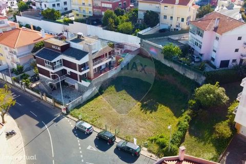 Land for construction with 600 m2 very close to the Clinic of Santo António Reboleira   The Plot Urban land with an area of 600 m2 that allows an implementation area of 300 m2, inserted in a mixed construction zone of 3-storey villas or small housing...