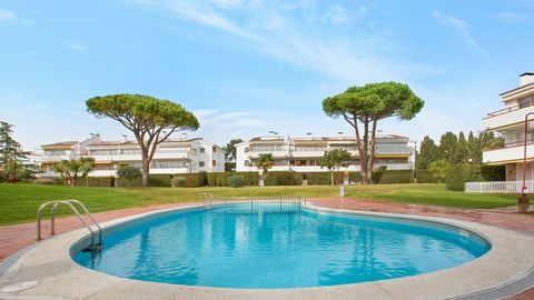 Simple apartment located a few minutes walk from the quiet beach of Calella de Palafrugell, one of the most beautiful on the Costa Brava! The apartment is situated 350 m from the beach and 300 m from the town centre. The apartment is part of a beauti...