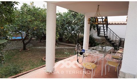 Hoogwaardige Bouwgrond (totaal 1216,5m2) en Luxueuze Villa met Gastenverblijf op de top van Caleta de Velez in Andalusië, Malaga. De bestaande villa met apart gastenverblijf zijn van de hoogste standaard. Vanuit de grote eet-woonkamer met open keuken...